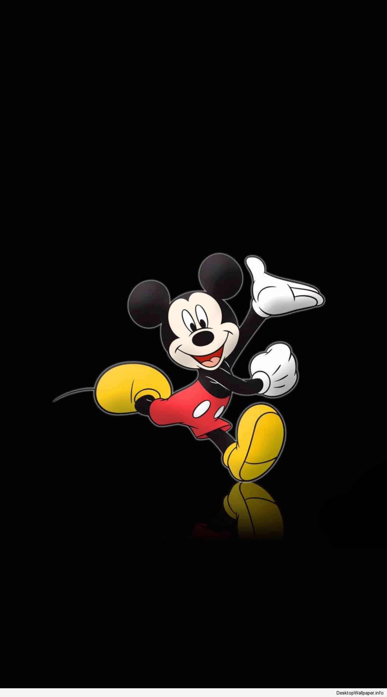 Mickey 桌布 壁紙 — 經典米奇老鼠穿著紅色短褲和黃色鞋子，在黑色背景上擺出歡樂姿勢，帶有微妙倒影。