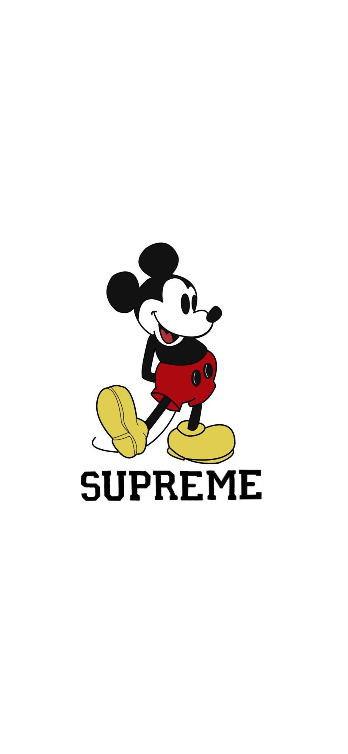 Bape Cartoon 桌布 壁紙 — 經典米奇老鼠穿著紅色短褲和黃色鞋子，在純白背景上粗體黑色Supreme文字下方愉快地行走。