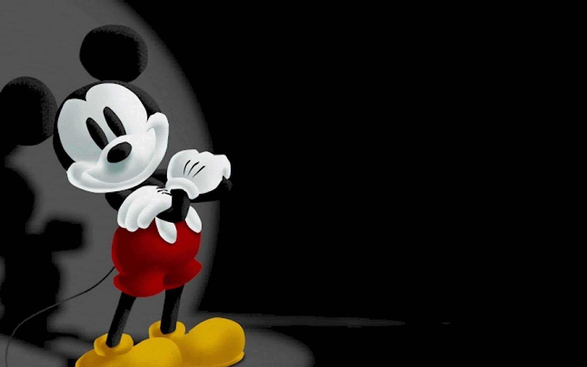 Mickey Mouse Desktop 桌布 壁紙 — 經典米奇老鼠站在聚光燈下，背景黑暗，帶有戲劇性的陰影。
