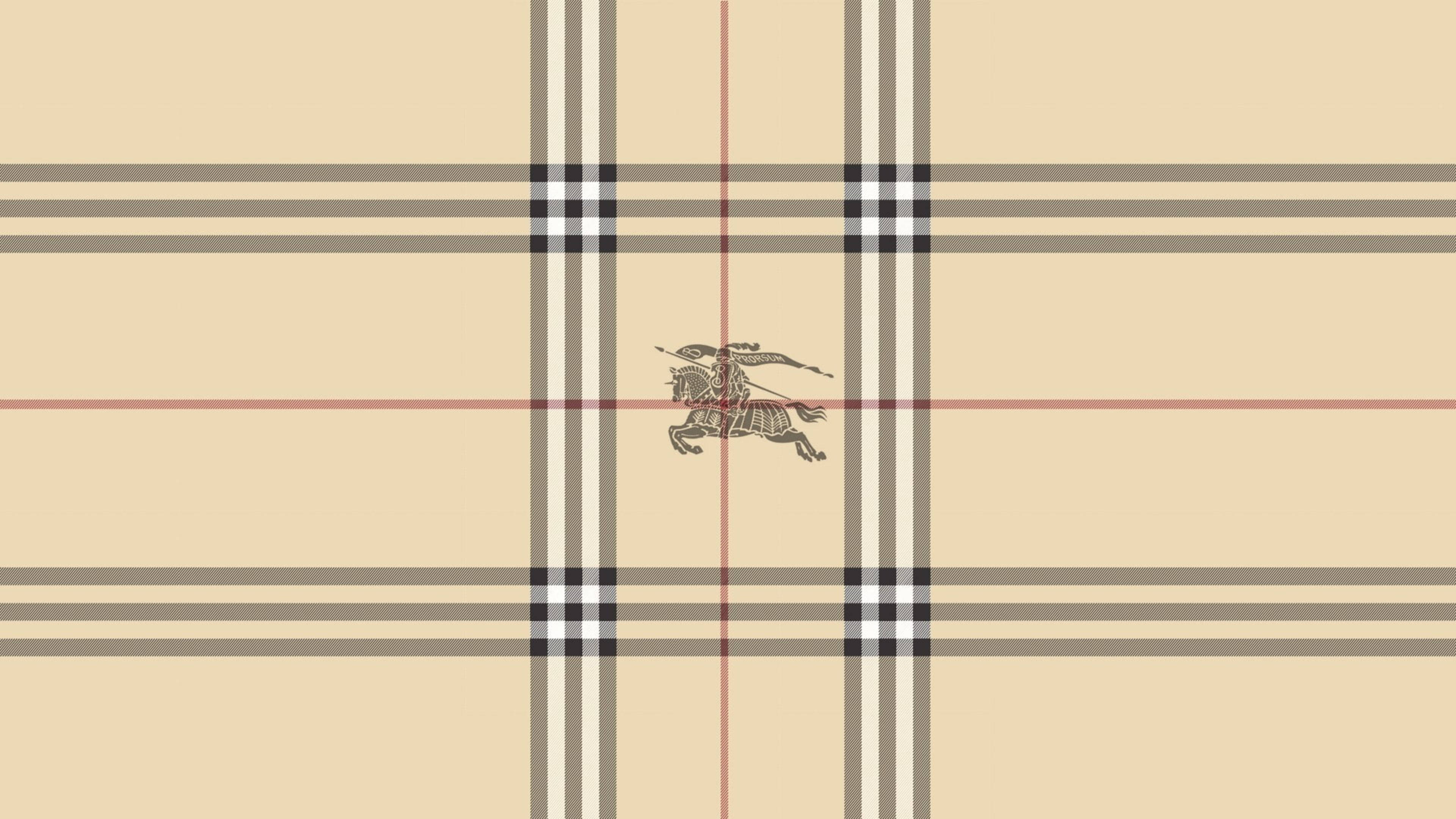 Burberry 桌布 壁紙 — 經典米色 Burberry 格紋圖案，中央有標誌性騎士徽章，背景為奶油色。