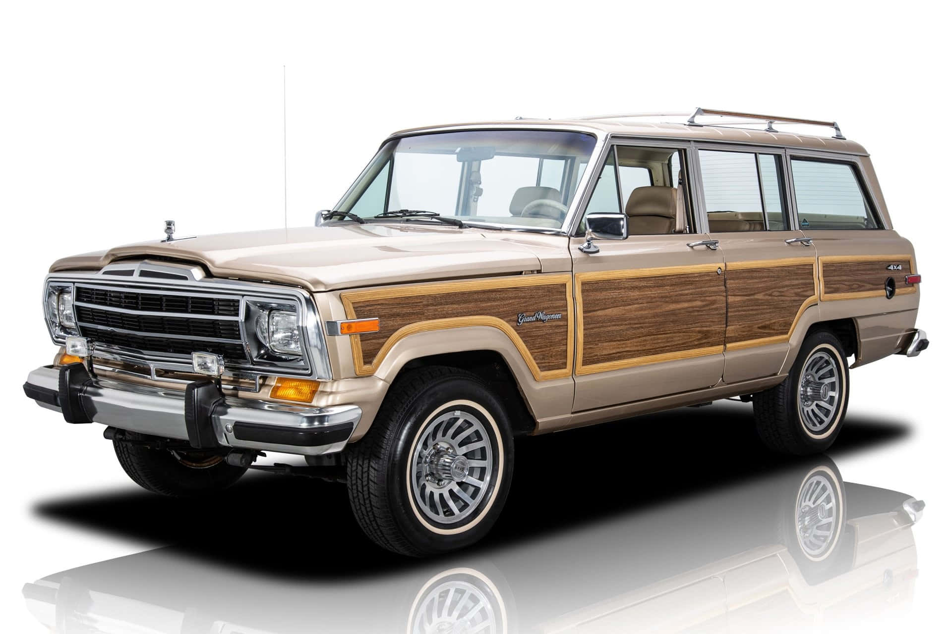 Jeep Wagoneer 桌布 壁紙 — 經典米色木紋面板Jeep Grand Wagoneer SUV，配備鍍鉻飾邊和白色側壁輪胎，置於反光工作室地板上。