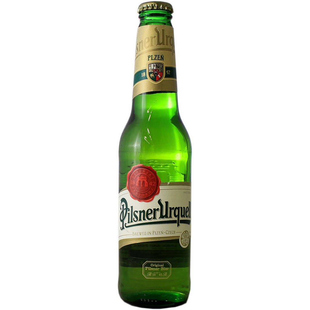 Beer 桌布 壁紙 — 經典綠色玻璃瓶裝皮爾森烏奎爾啤酒，帶有金色和紅色標籤細節，背景為純白色。