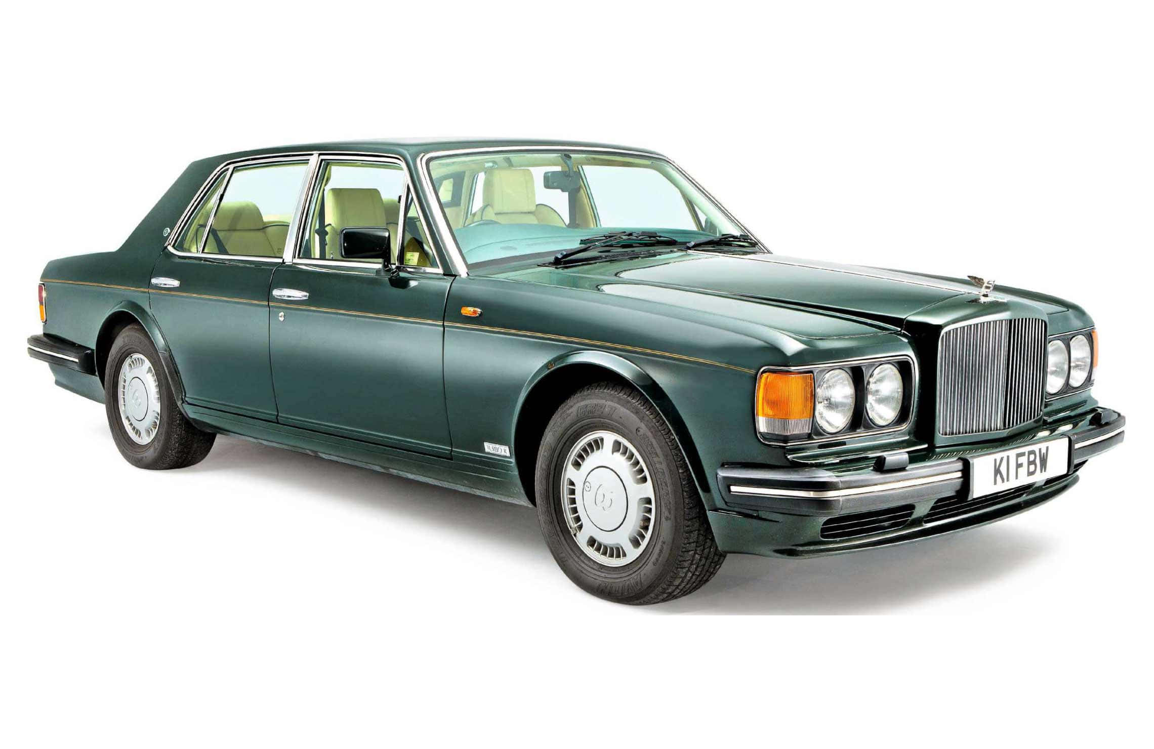 Bentley Eight 桌布 壁紙 — 經典綠色賓利轎車，搭配奶油色內裝和鍍鉻飾邊，在純白背景前拍攝。