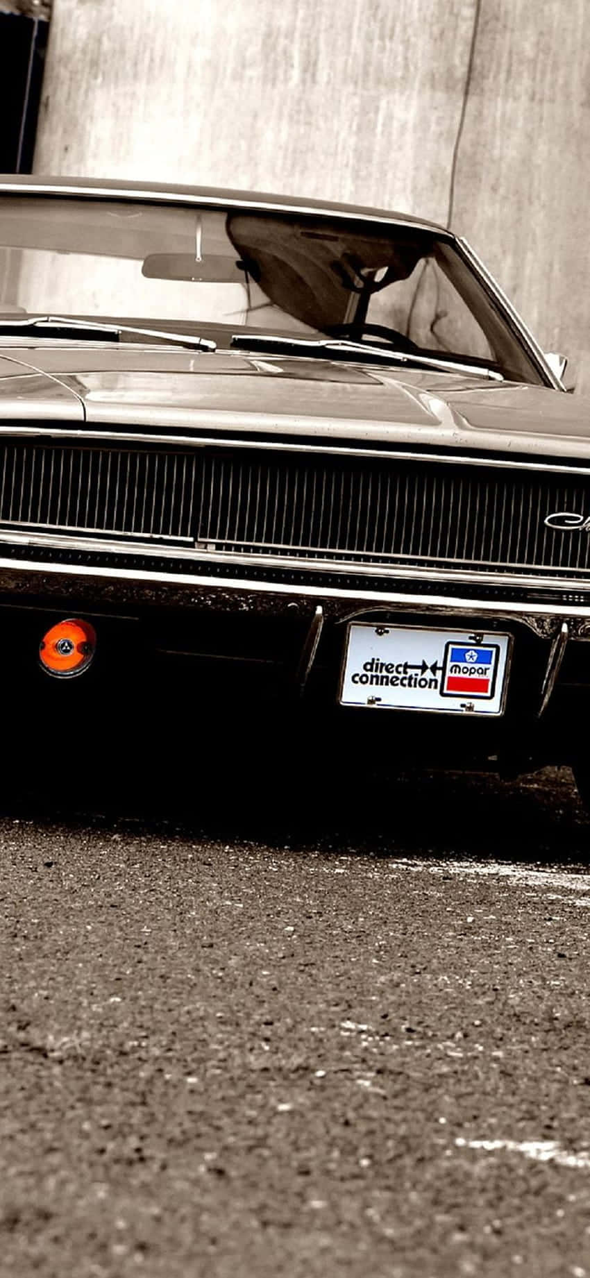 Vintage Car iPhone 桌布 壁紙 — 經典肌肉車前格柵和車牌的特寫，背景為混凝土牆。