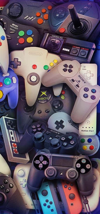 Game Console Emulators 桌布 壁紙 — 經典與現代電玩遊戲控制器堆疊在一起的鮮豔拼貼，形成懷舊科技堆。