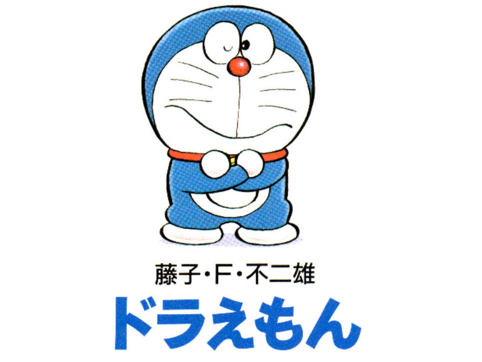 Doraemon 桌布 壁紙 — 經典藍色機器貓角色哆啦A夢在純白色背景前交叉雙臂微笑。