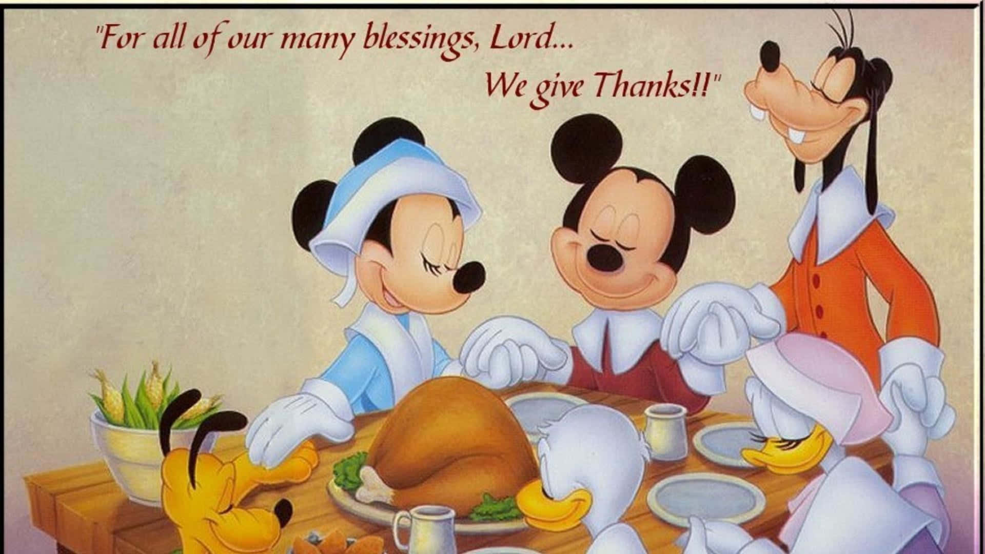Charlie Brown Thanksgiving 桌布 壁紙 — 經典迪士尼角色圍繞著感恩節餐桌，桌上有一隻烤火雞和玉米。