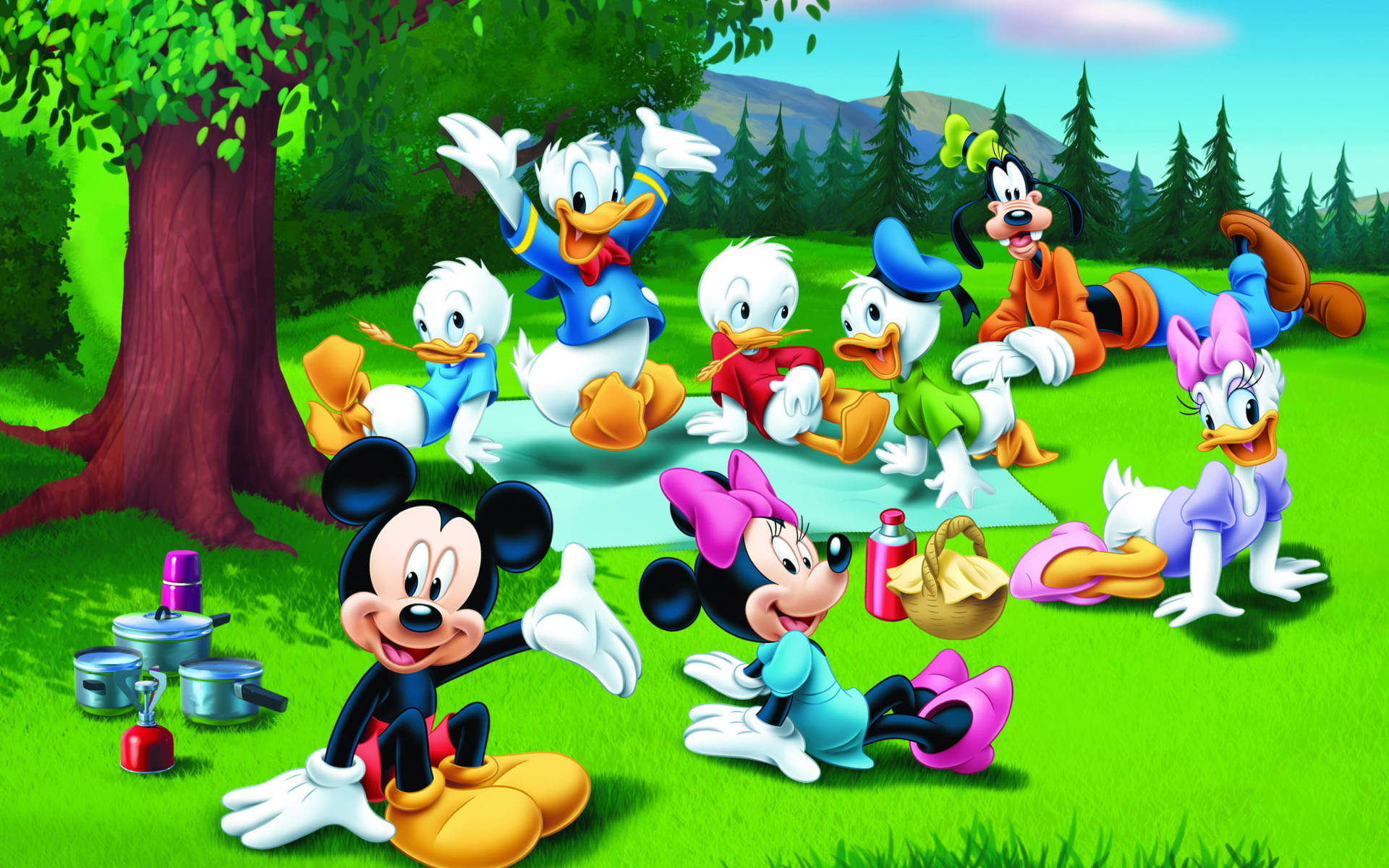 Animated Cartoon 桌布 壁紙 — 經典迪士尼角色在充滿活力的綠色草地上，於樹下享受愉快的野餐。