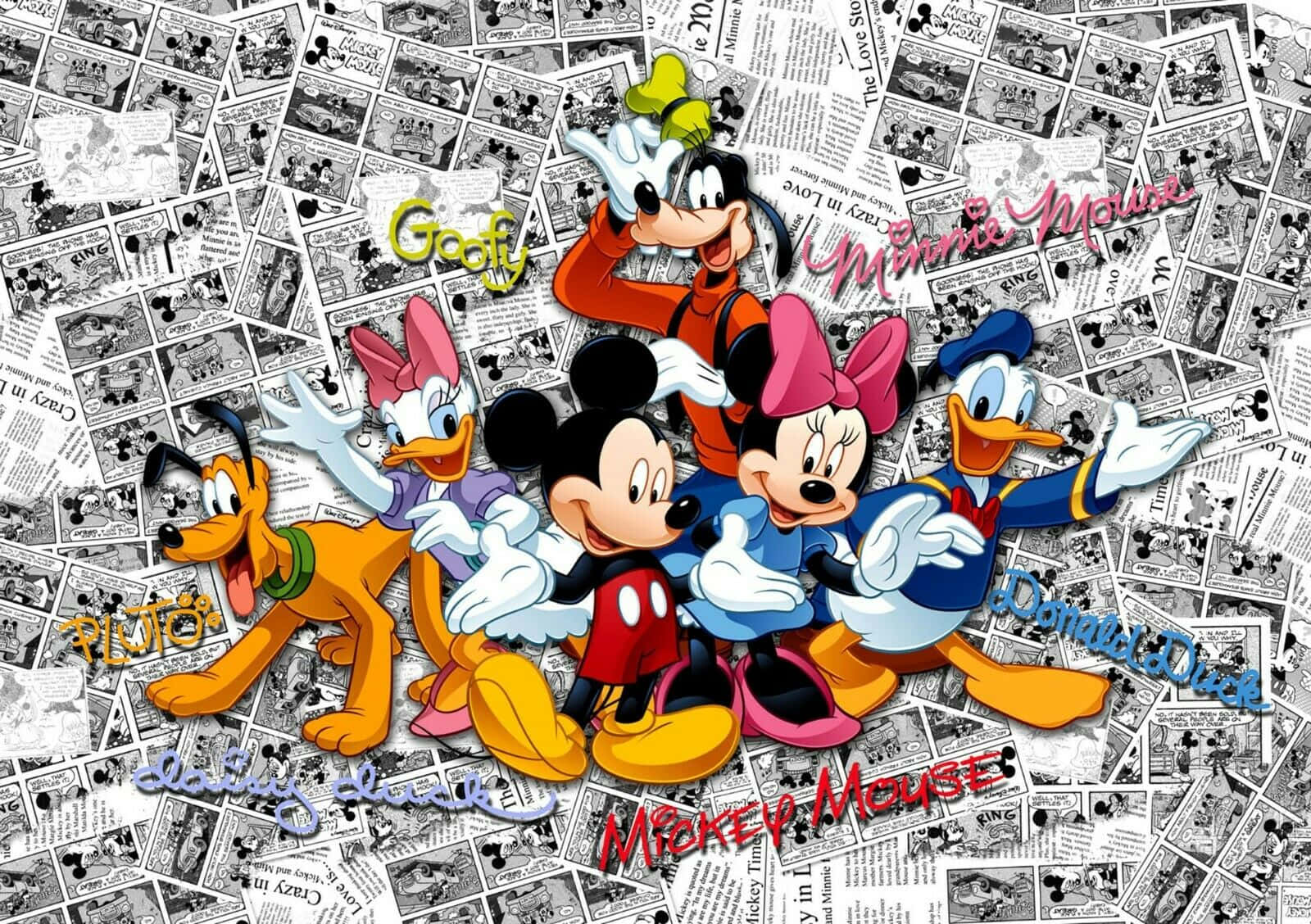 Mickey Mouse Home 桌布 壁紙 — 經典迪士尼角色愉快地擺姿勢在復古連環漫畫和報紙剪報的拼貼畫之上。
