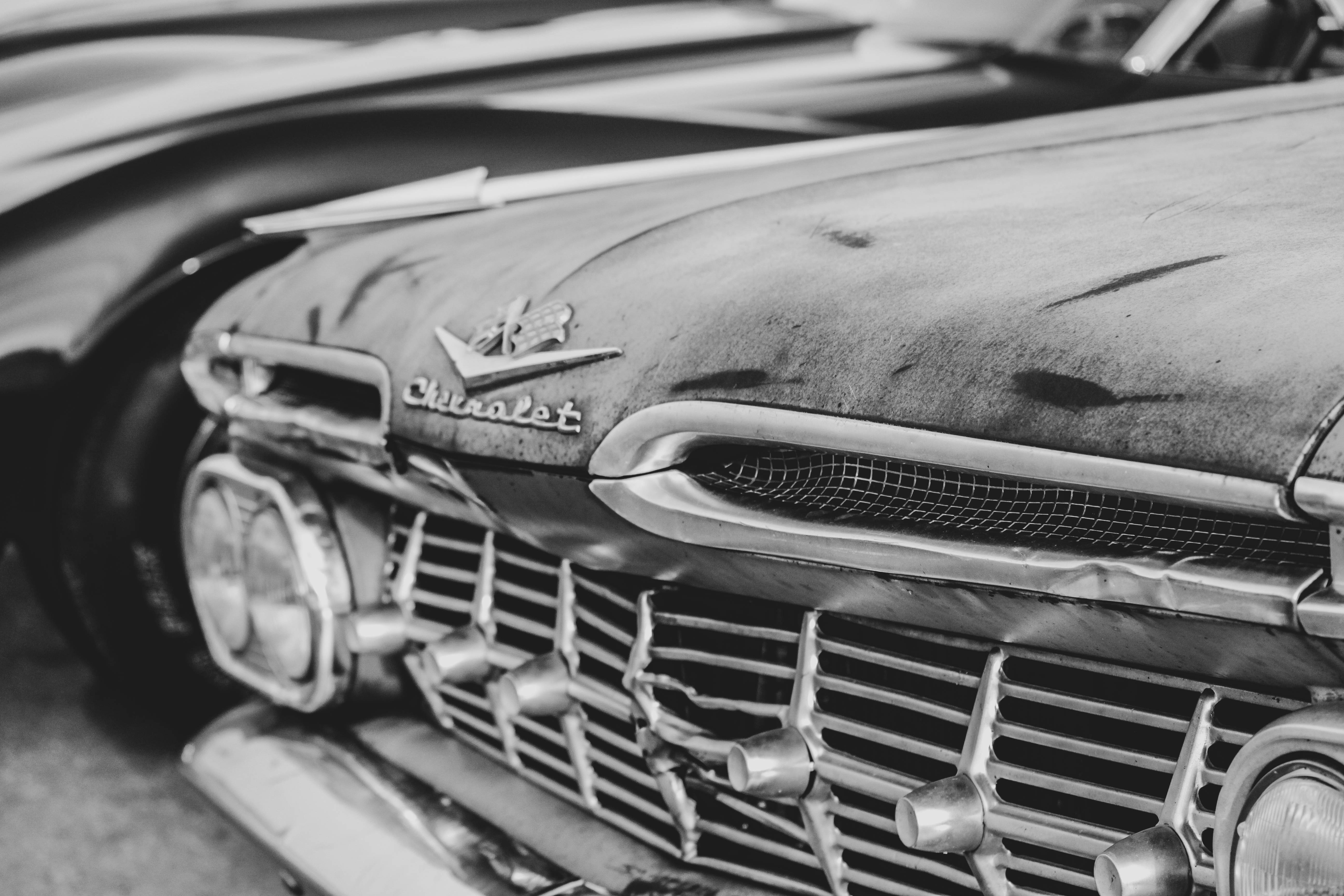 Chevrolet Logo 桌布 壁紙 — 經典雪佛蘭汽車前格柵和引擎蓋的黑白特寫，帶有鍍鉻裝飾和風化油漆。