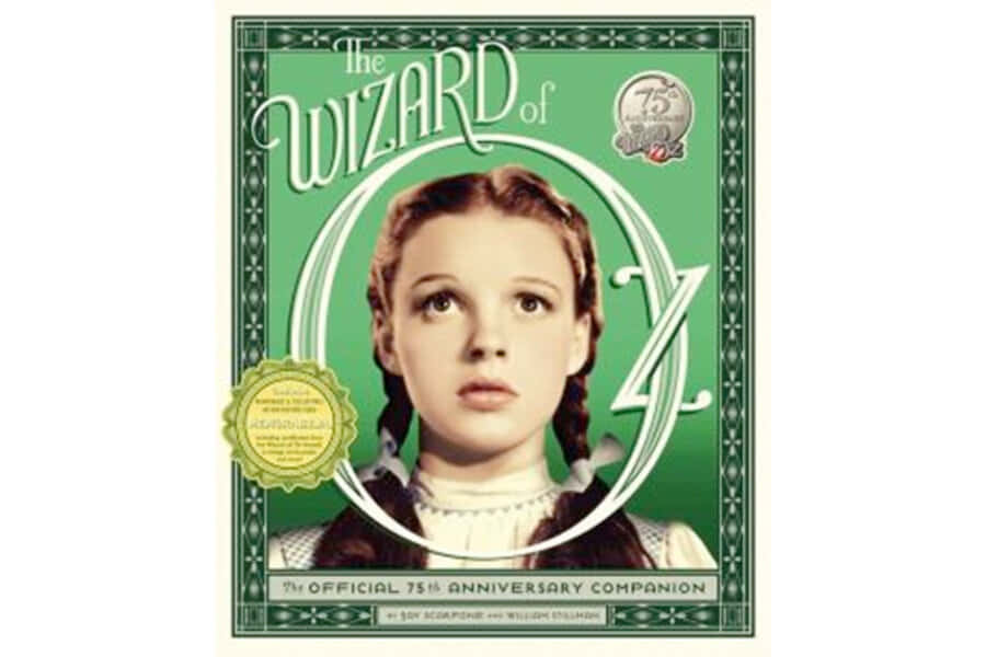 wizard of oz 桌布 壁紙 — 經典電影海報， featuring Judy Garland 飾演 Dorothy 在《綠野仙蹤》，配有華麗綠色邊框和75週年紀念印章。