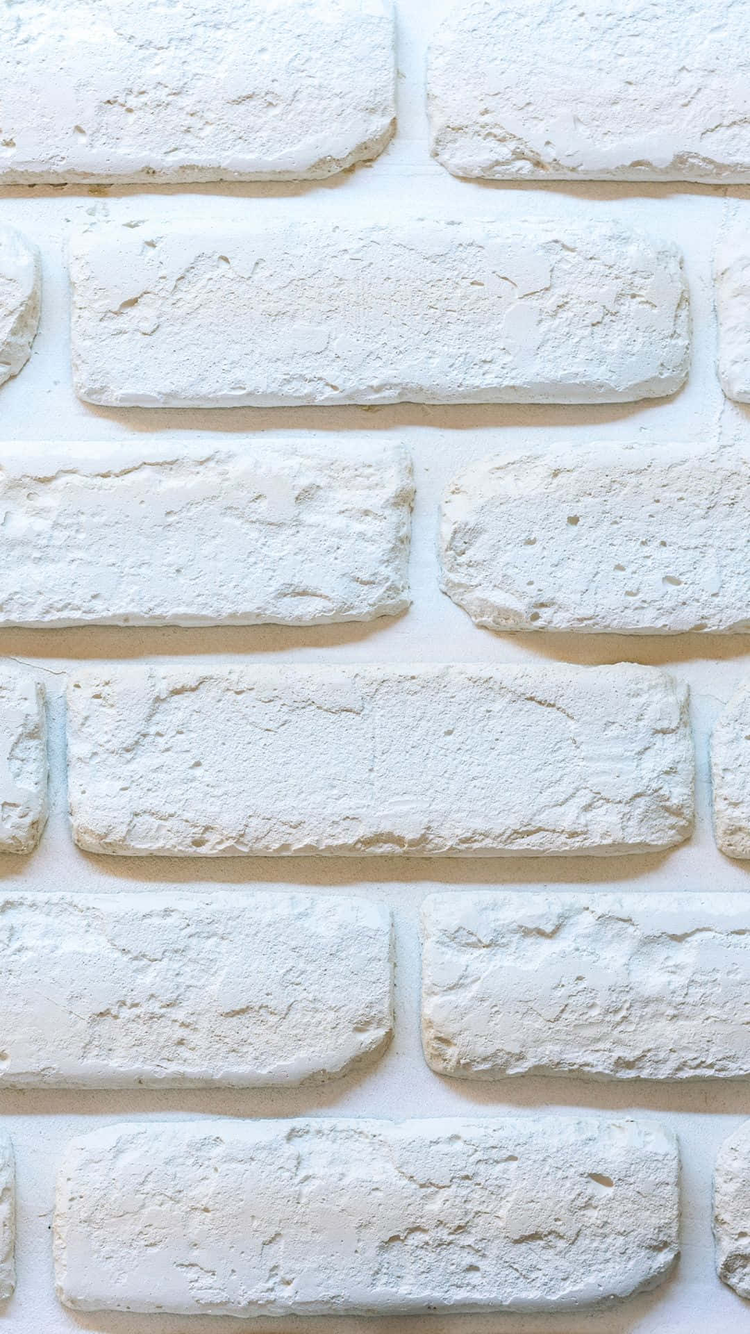 White Brick 桌布 壁紙 — 經典順砌圖案中帶有柔和陰影的紋理白色油漆磚塊特寫。