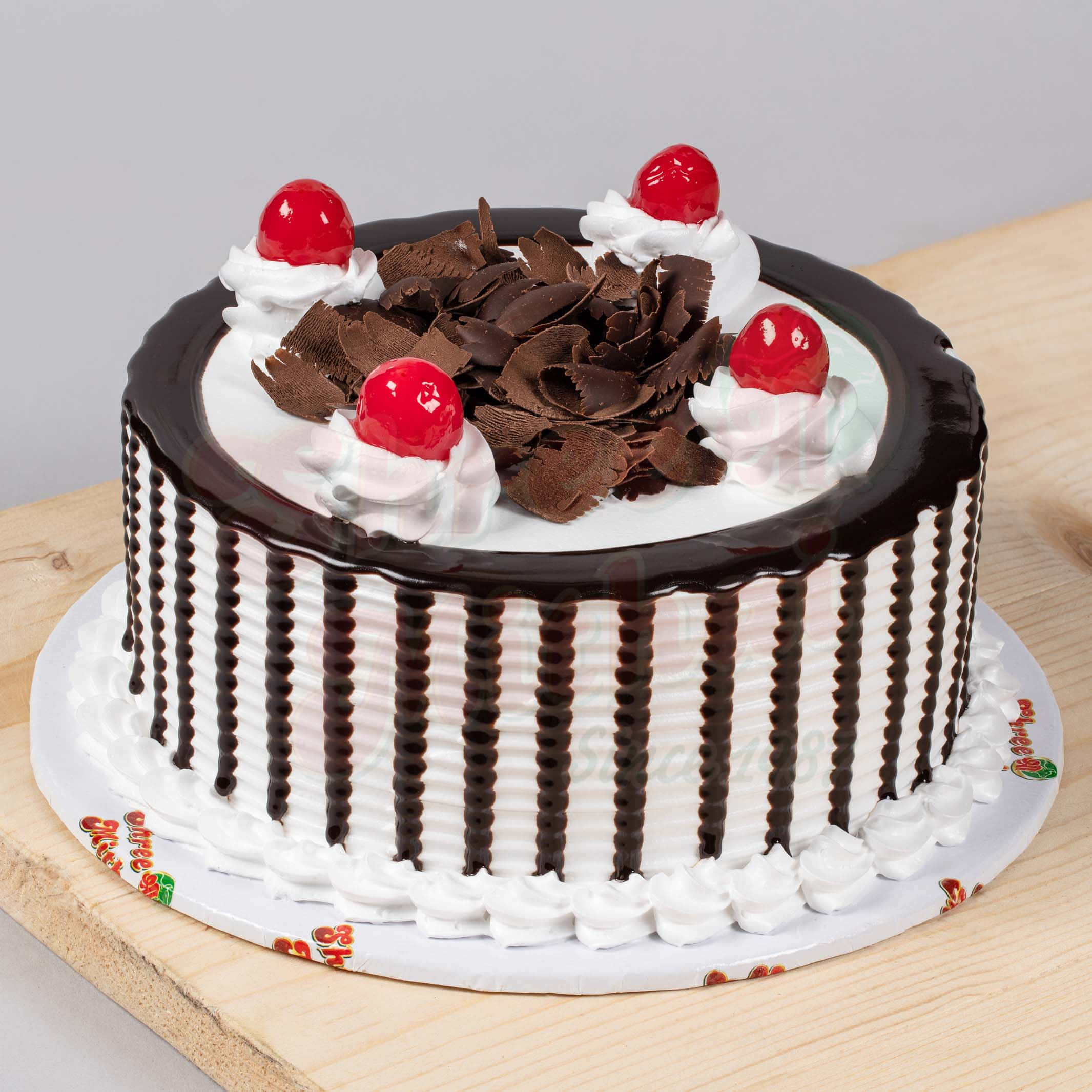 Black Forest Cake 桌布 壁紙 — 經典黑森林蛋糕，配上巧克力醬和櫻桃，放在木板上。