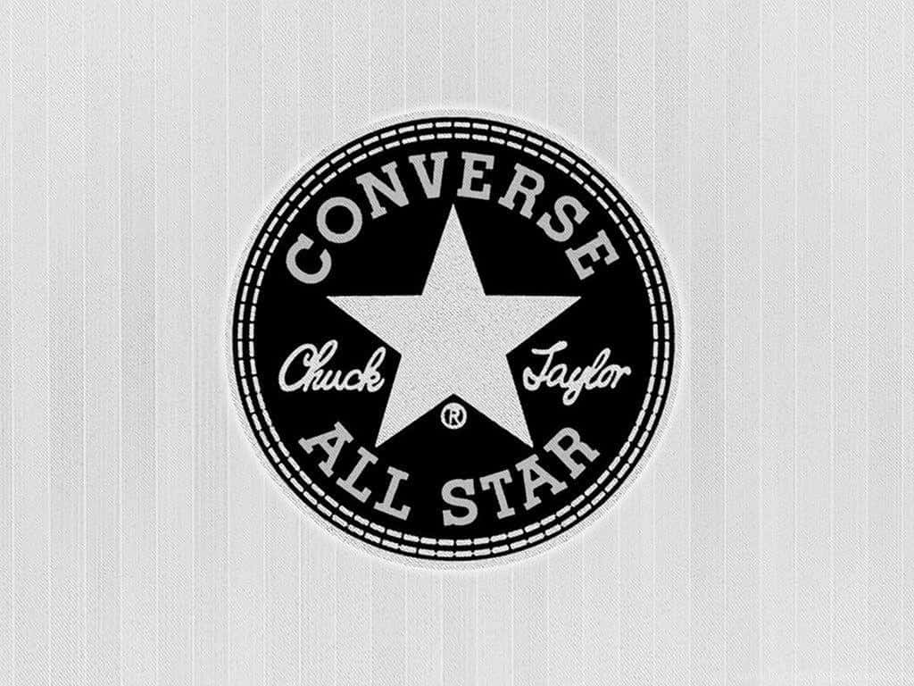 Converse 桌布 壁紙 — 經典黑白 Converse All Star 標誌居中於有紋理的淺灰色條紋背景上。