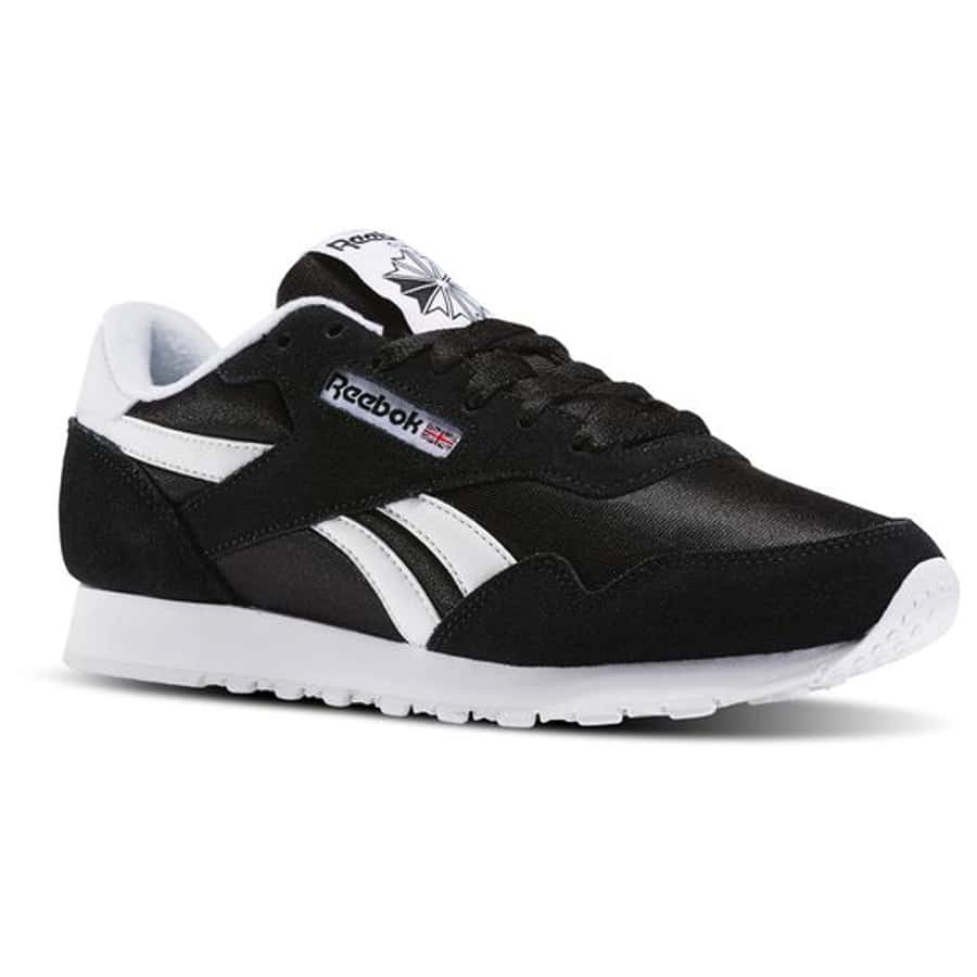 銳步 桌布 壁紙 — 經典黑白 Reebok 運動鞋，帶有標誌性條紋和標誌，在乾淨的攝影棚燈光下展示。