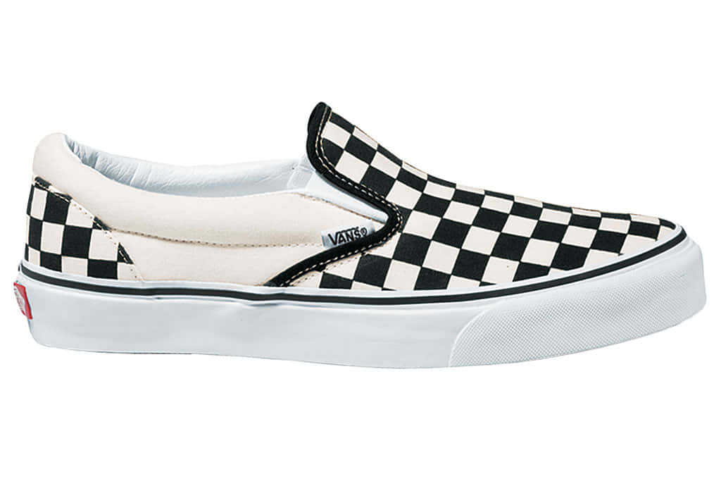 Vans 桌布 壁紙 — 經典黑白格紋Vans slip-on運動鞋，側面展示在乾淨的白色背景上。