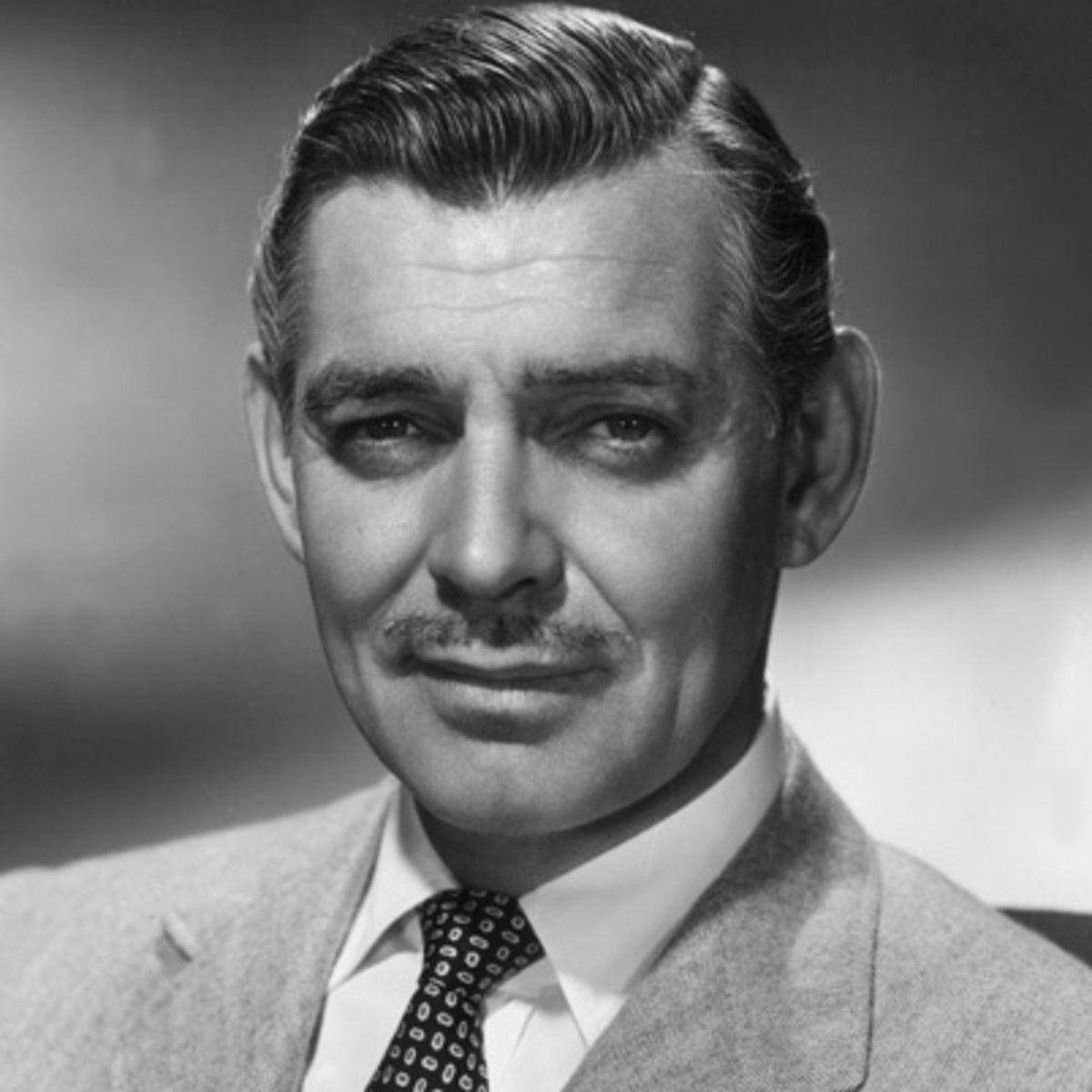 actor 桌布 壁紙 — 經典黑白肖像，一位留鬍子的紳士穿著西裝和圖案領帶。