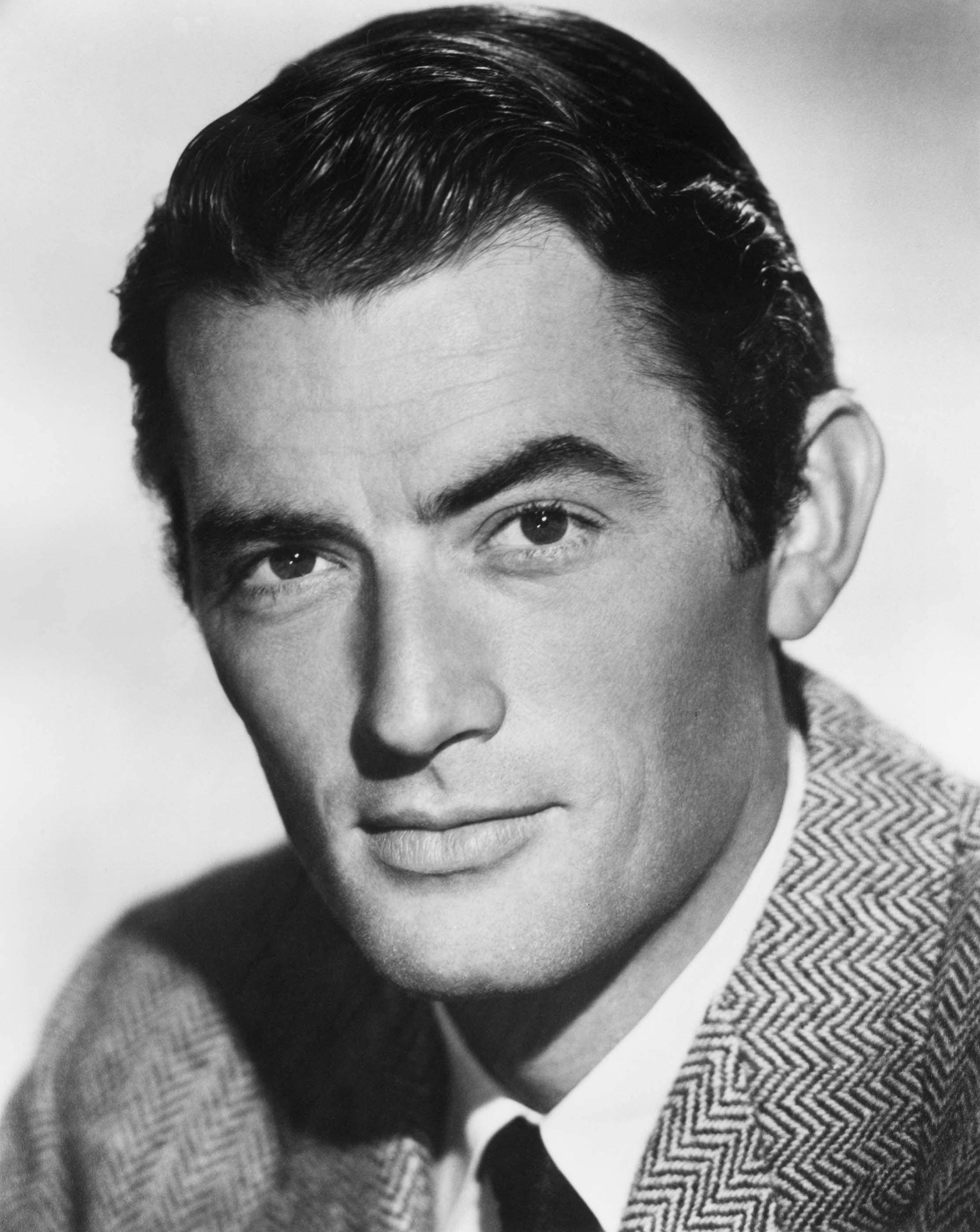 actor 桌布 壁紙 — 經典黑白肖像，一位英俊男士梳著時尚髮型，身穿人字紋外套並打領帶。