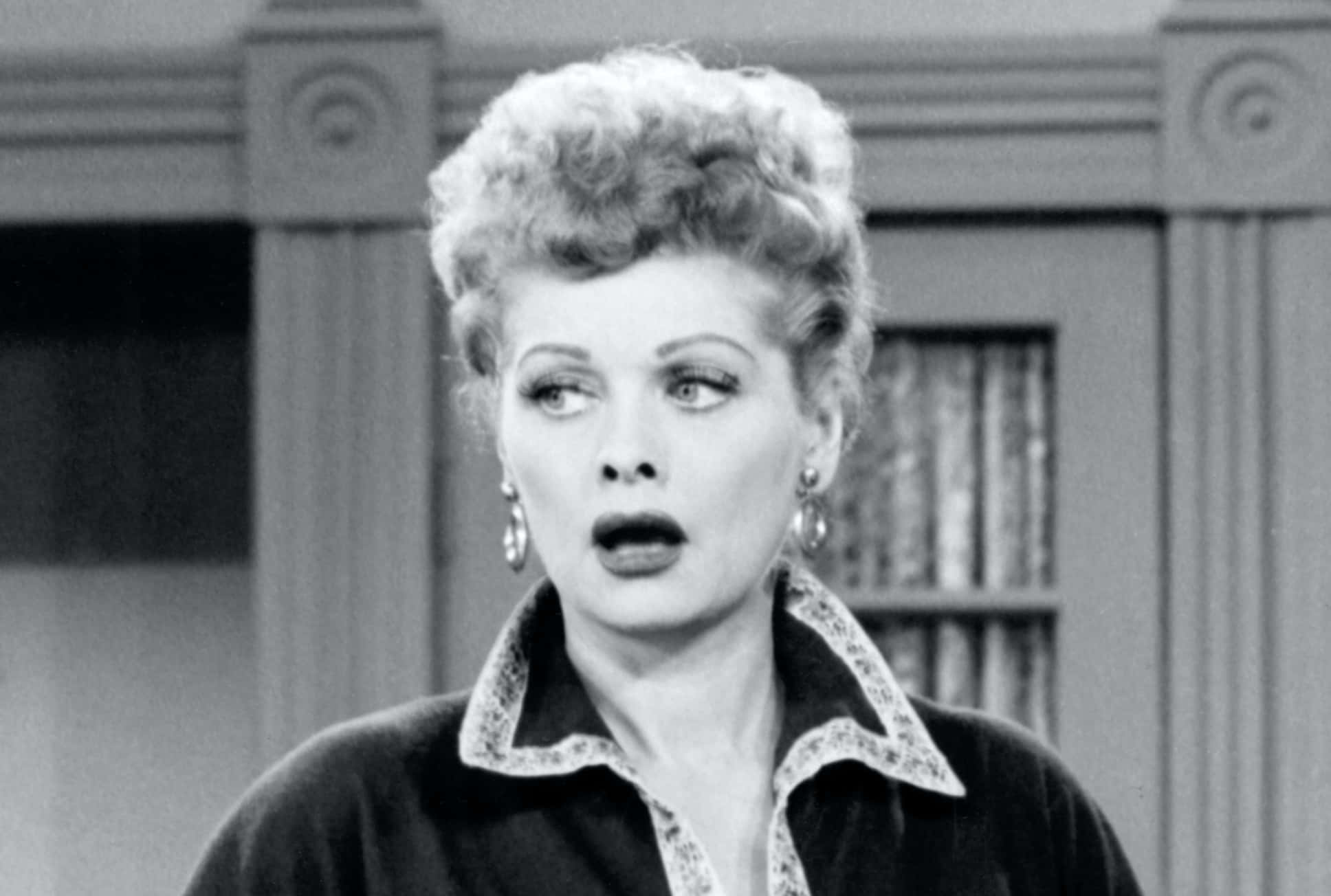 i love lucy 桌布 壁紙 — 經典黑白肖像，露西爾·鮑爾在復古電視機中露出驚訝表情和捲曲頭髮。