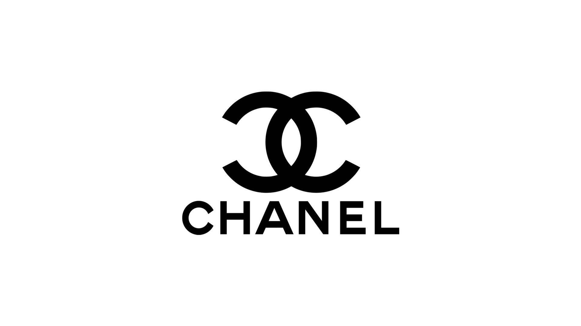 香奈兒標誌 桌布 壁紙 — 經典黑色 Chanel 標誌，帶有交織的 CC 和品牌名稱，位於純白色背景上。