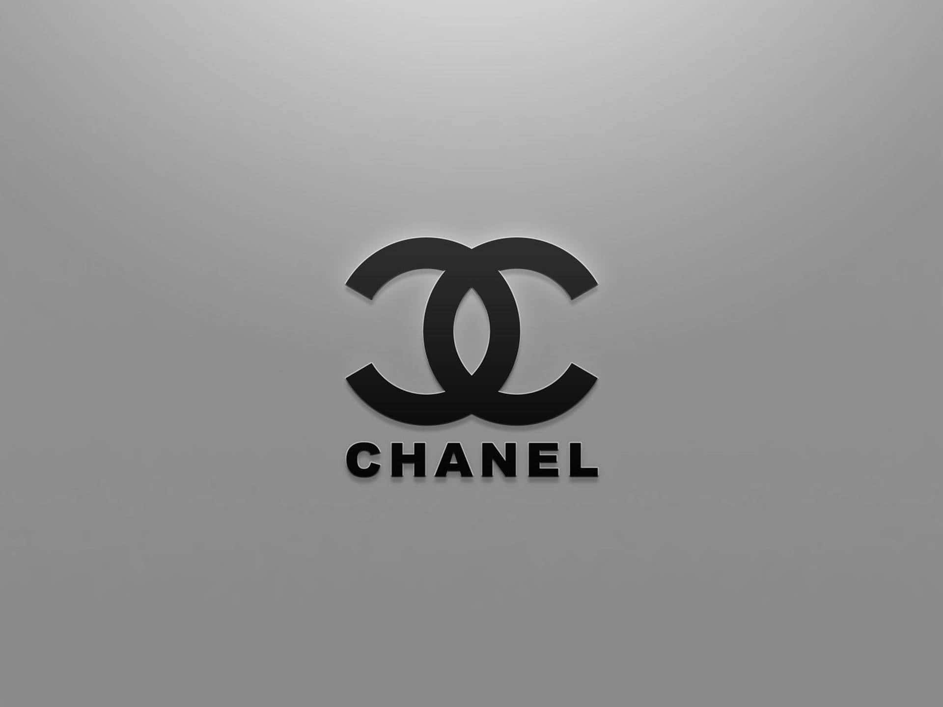 標誌 桌布 壁紙 — 經典黑色Chanel標誌，以交織的C字和品牌名稱置中於平滑漸變灰色背景上。