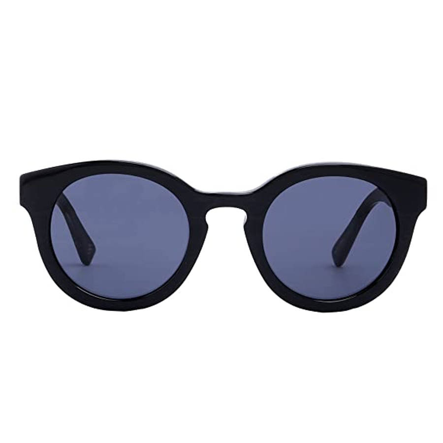 Sunglasses 桌布 壁紙 — 經典黑色貓眼太陽眼鏡，深藍色鏡片，正面展示在純白背景上。