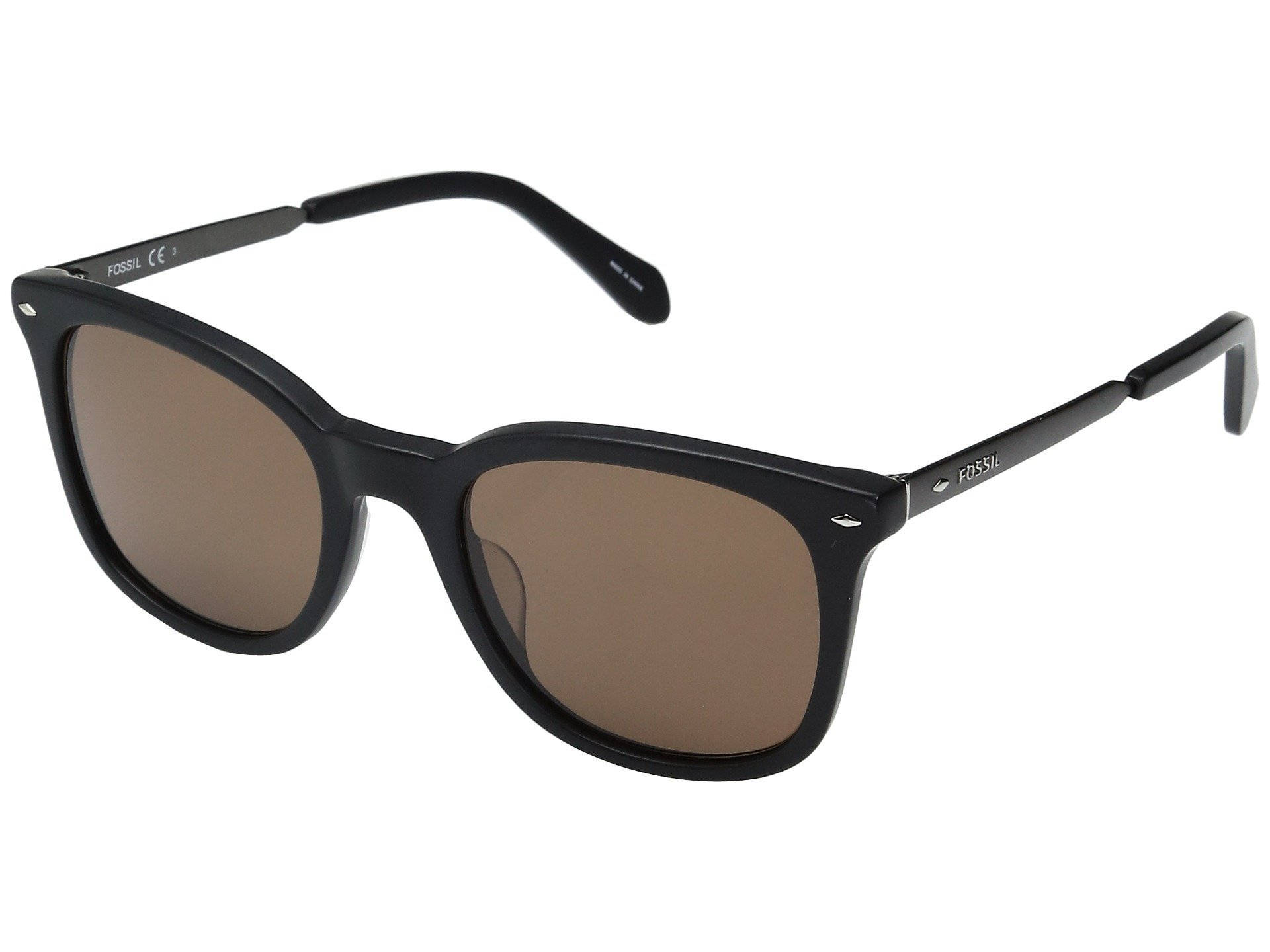 Sunglasses 桌布 壁紙 — 經典黑色鏡框Fossil太陽眼鏡，棕色鏡片，展示在潔白背景上。