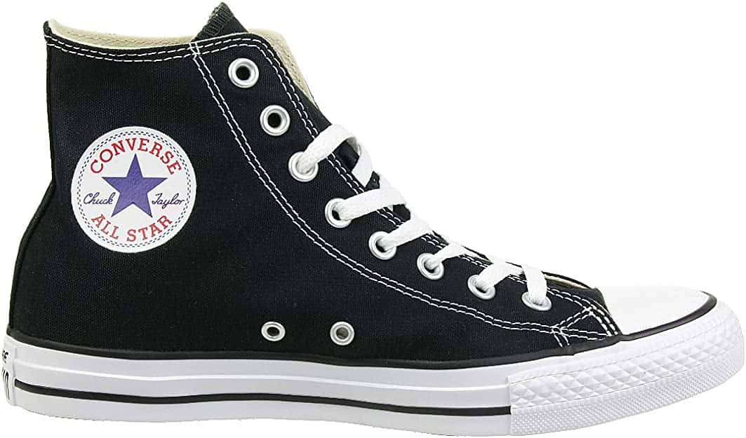 Converse 桌布 壁紙 — 經典黑色高筒Converse Chuck Taylor All Star運動鞋，白色鞋帶和橡膠鞋頭，在工作室燈光下展示。
