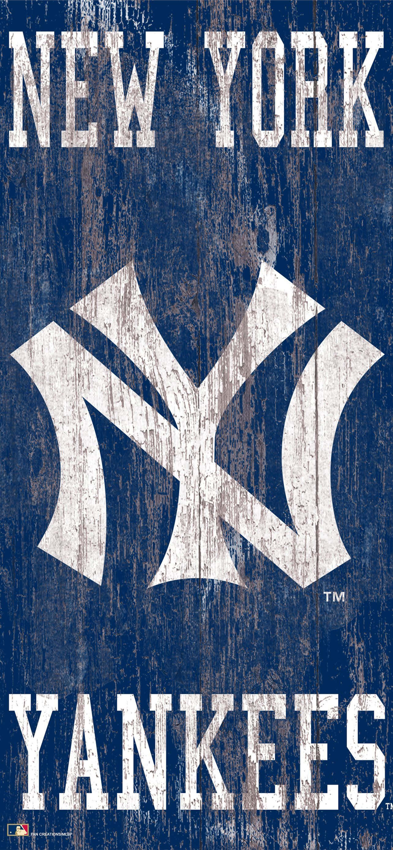 New York Yankees iPhone 桌布 壁紙 — 經風化的藍色木牌，上面有粗體白色紐約洋基隊標誌和文字，展示經典棒球隊品牌形象。