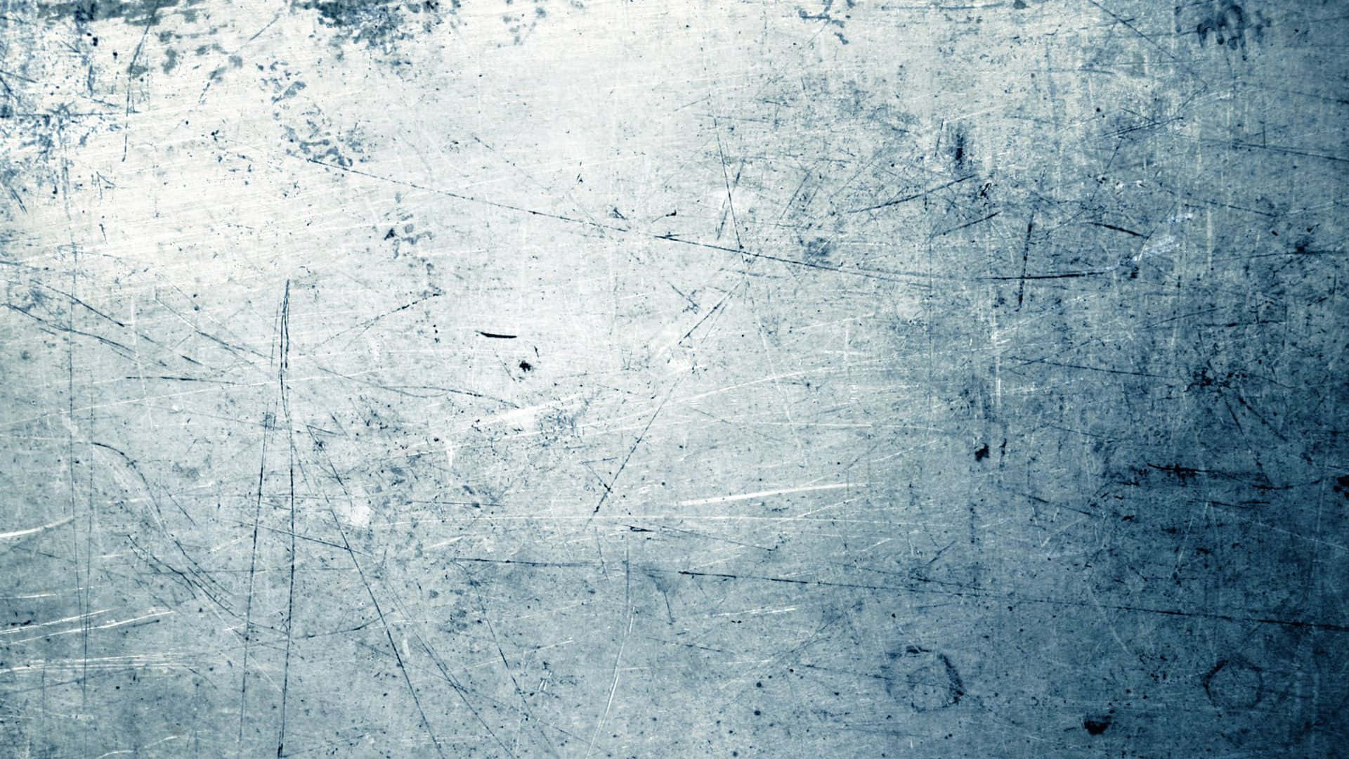 White Grunge 桌布 壁紙 — 經風化的藍色金屬表面，佈滿刮痕和磨損，帶有粗糙的工業質感。