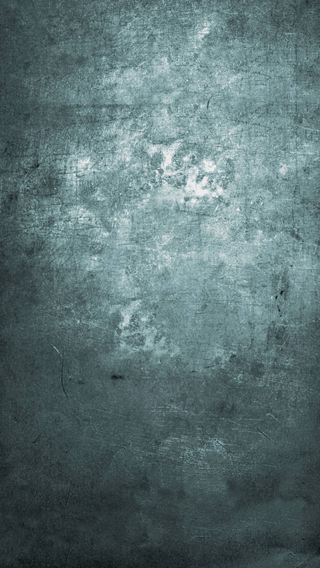 grayscale 桌布 壁紙 — 經風化的青綠色金屬表面，帶有刮痕、磨損和褪色的白色斑塊，營造出粗糙的工業質感。