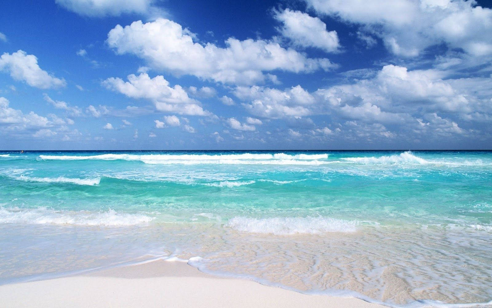 Clouds Aesthetics 桌布 壁紙 — 綠松石色的海浪拍打著純淨的白色沙灘，天空湛藍，白雲朵朵。