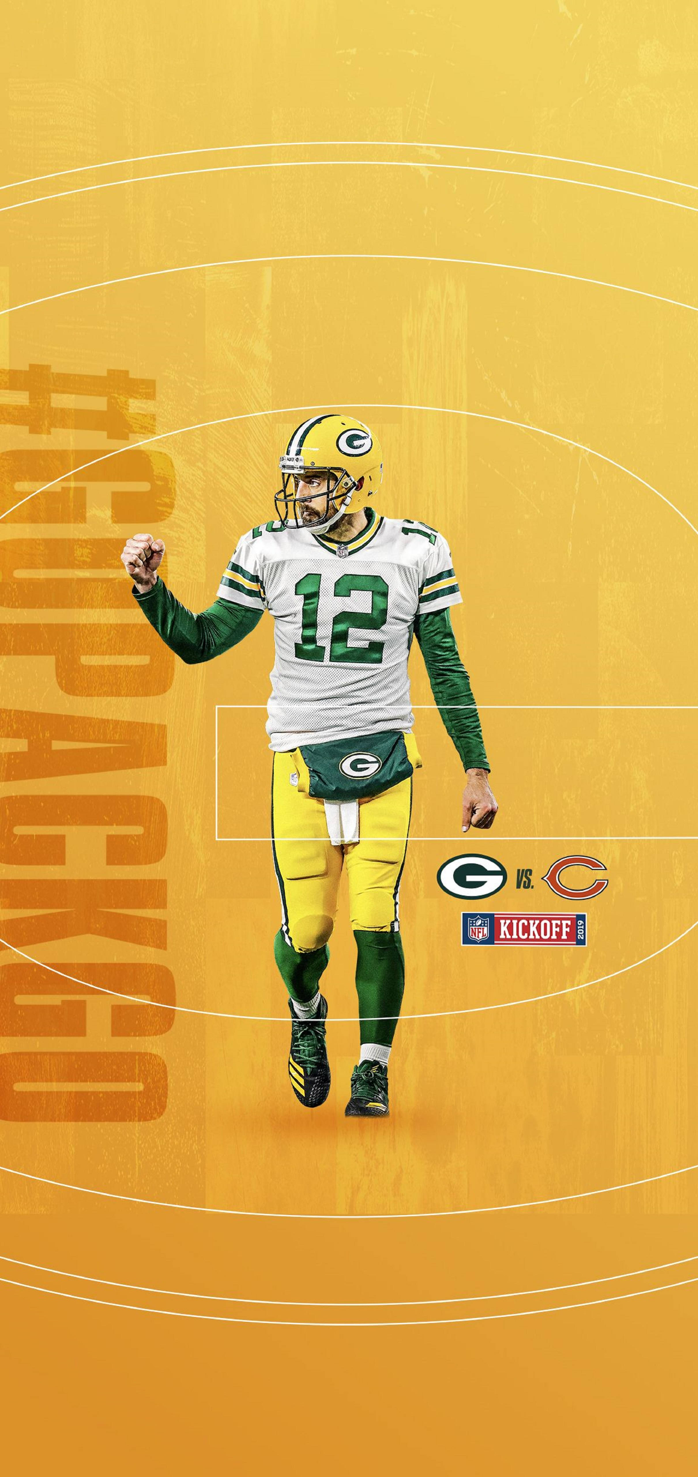Aaron Rodgers 桌布 壁紙 — 綠灣包裝工四分衛身穿綠色和金色制服，自信地走在黃色場地上，帶有'#GOPACKGO'文字。