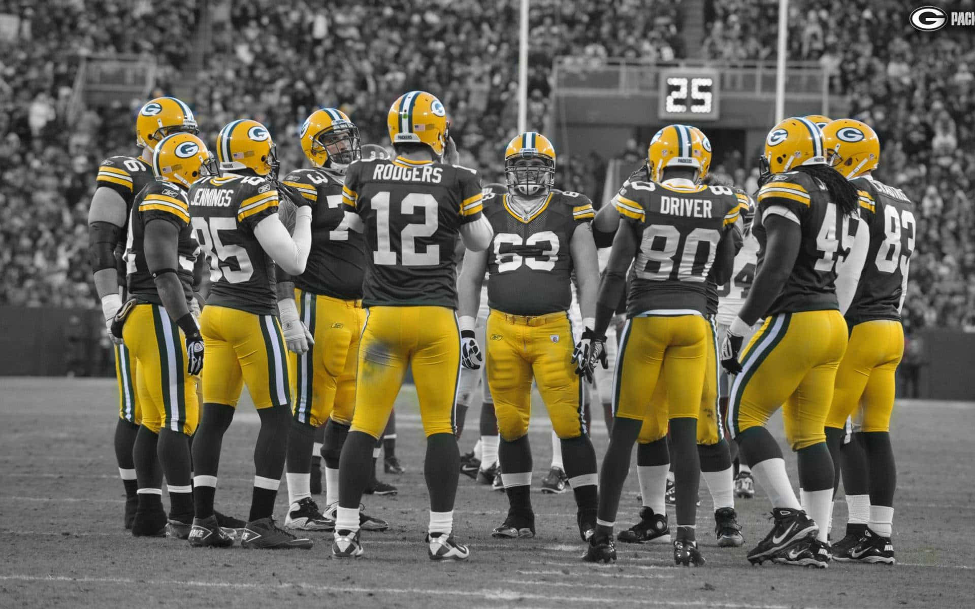 Packers 桌布 壁紙 — 綠灣包裝工美式足球員身穿黃色頭盔和褲子在黑白背景的球場上聚集。