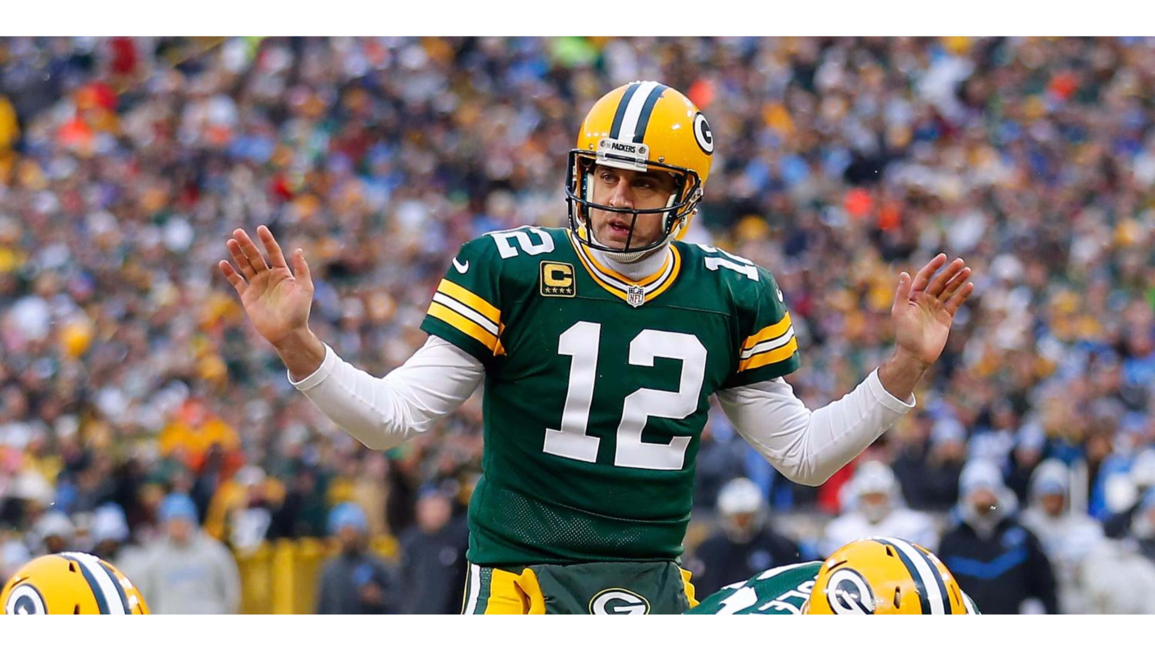 Aaron Rodgers 桌布 壁紙 — 綠灣包裝工隊四分衛亞倫·羅傑斯在擠滿觀眾的體育館比賽中沮喪地做手勢。