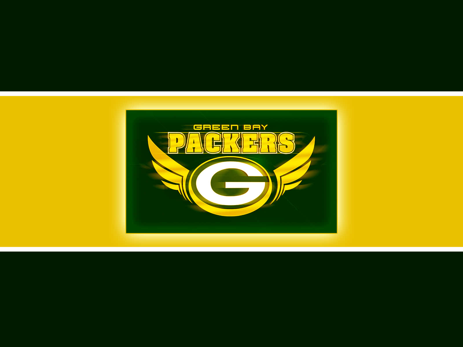 Packers 桌布 壁紙 — 綠灣包裝工隊帶翅膀的標誌在鮮明的黃色和深綠色條紋背景上明亮發光。