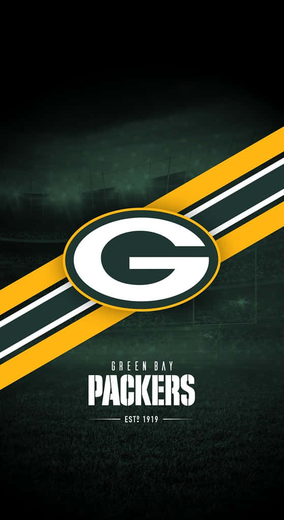 Packers 桌布 壁紙 — 綠灣包裝工隊標誌居中於深色球場上，大膽的黃色和綠色條紋對角線穿過畫面。