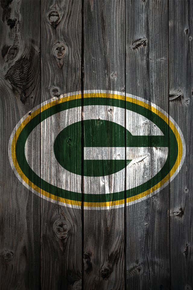 Packers 桌布 壁紙 — 綠灣包裝工隊標誌繪在風化灰色木板上，木紋和節疤清晰可見。