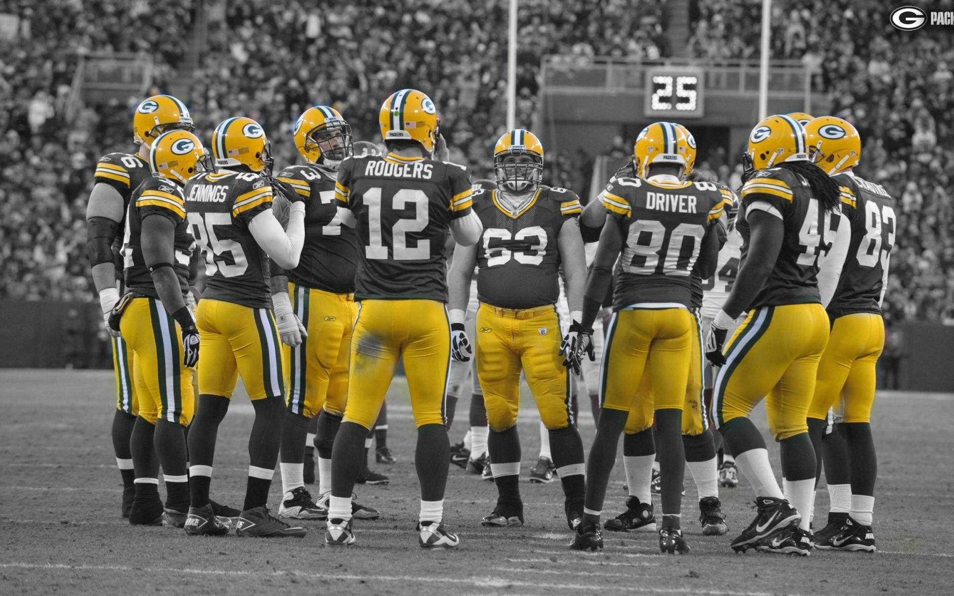 Packers 桌布 壁紙 — 綠灣包裝工隊的足球運動員穿著黃色制服，在黑白球場上圍成一圈。