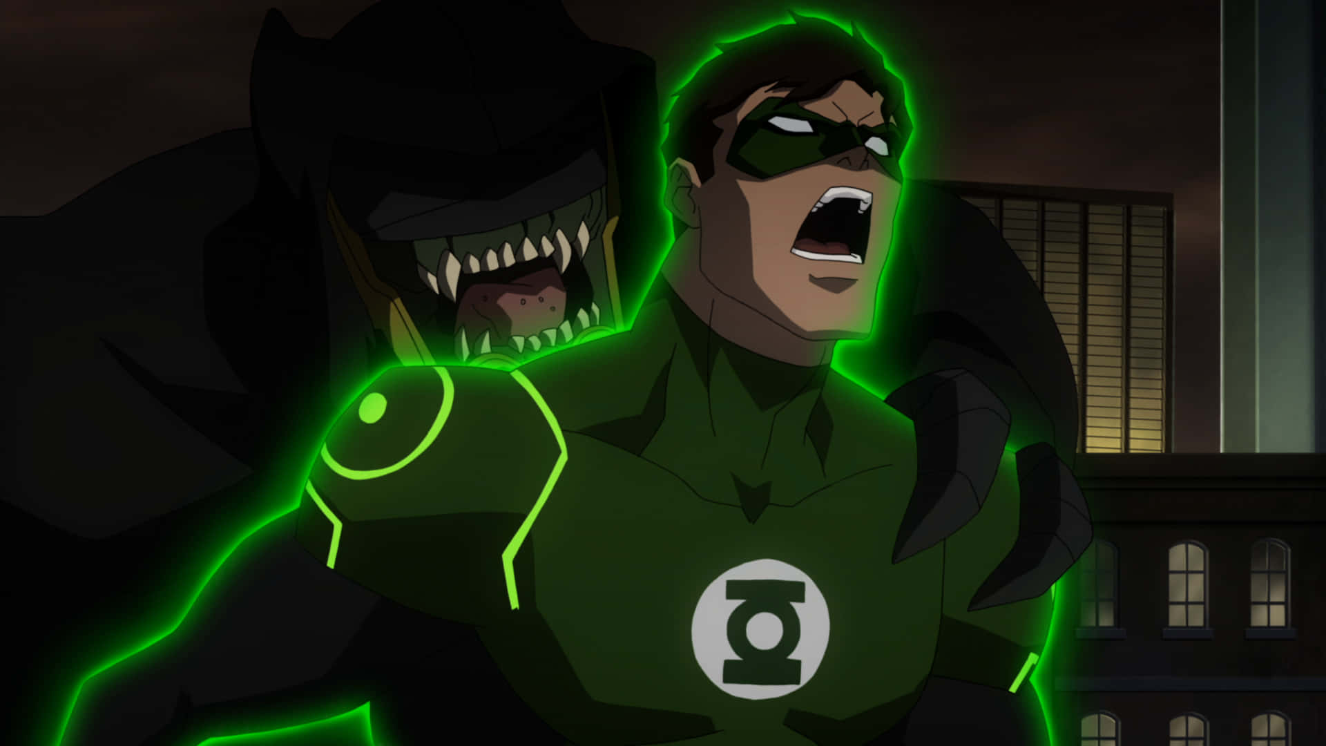 Justice League War 桌布 壁紙 — 綠燈俠驚恐尖叫，蝙蝠俠的怪物形態在黑暗的城市景觀中隱現於他身後。
