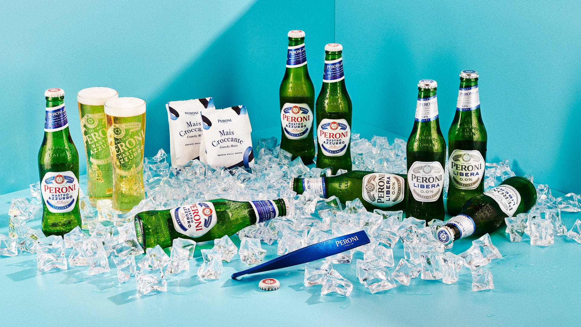 Beer 桌布 壁紙 — 綠色Peroni啤酒瓶和酒杯放在透明冰塊中，背景是充滿活力的綠松石色。