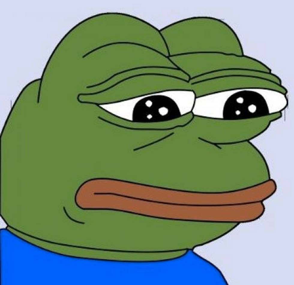 Pepe 桌布 壁紙 — 綠色卡通青蛙的特寫，眼睛下垂，表情無聊，穿著藍色襯衫。