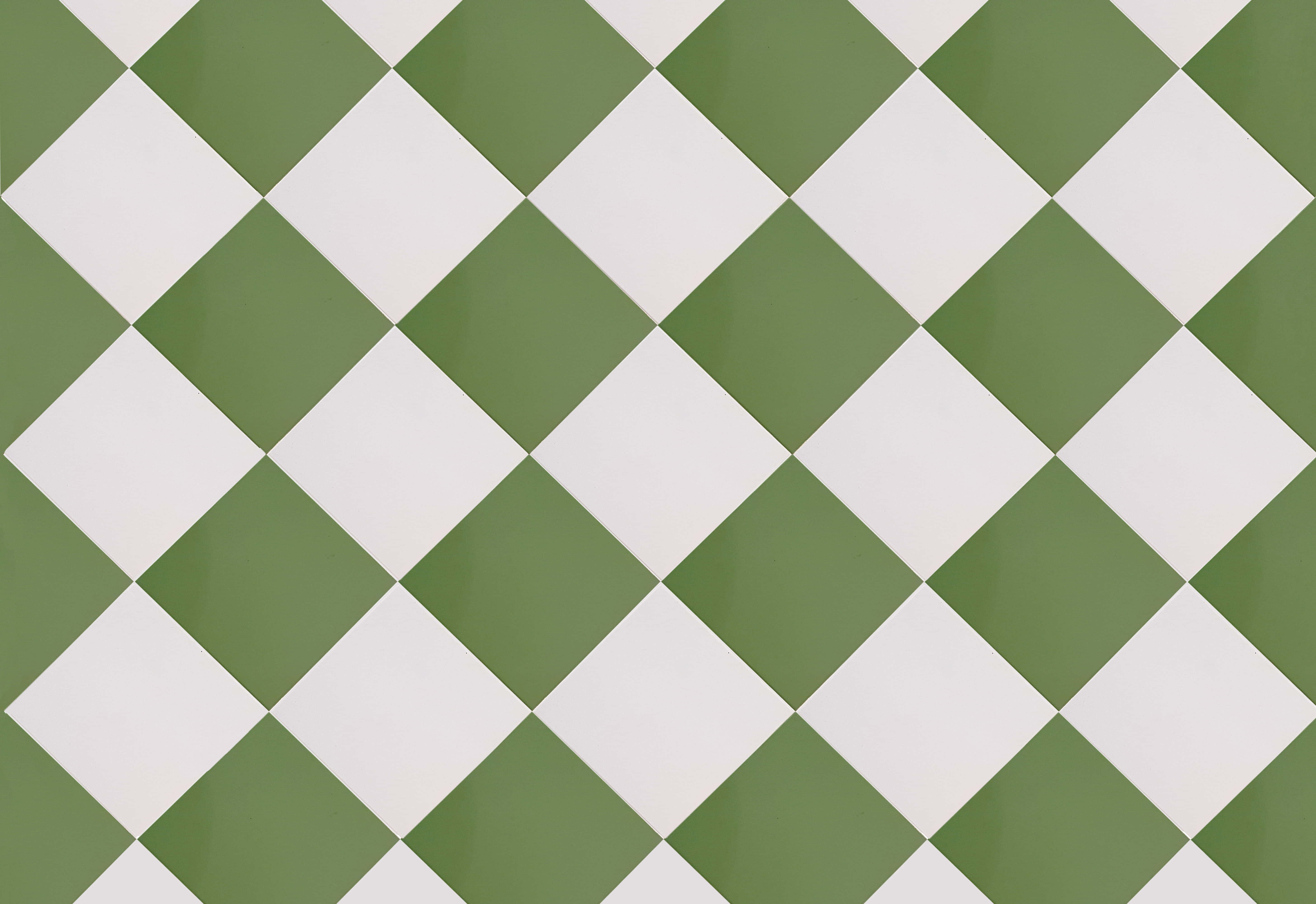 Green And White 桌布 壁紙 — 綠色和白色菱形圖案瓷磚地板的特寫，表面光滑。