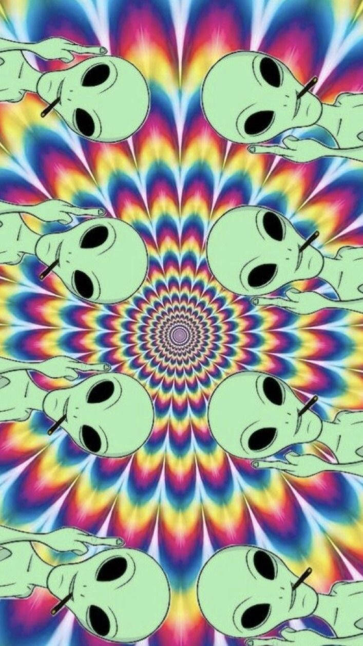 迷幻酷炫 桌布 壁紙 — 綠色外星人頭部與香煙排列成彩虹色的迷幻螺旋。