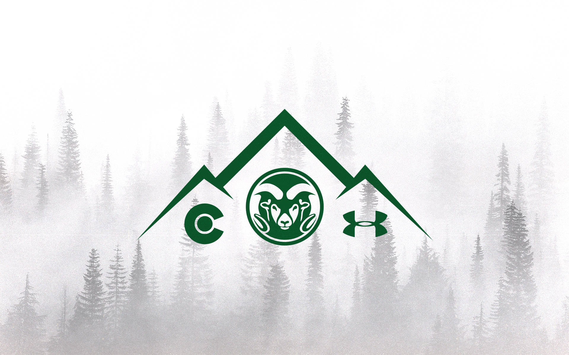 Logo 桌布 壁紙 — 綠色山脈標誌，帶有公羊頭和 Under Armour 標誌，背景為霧氣瀰漫的松樹林。