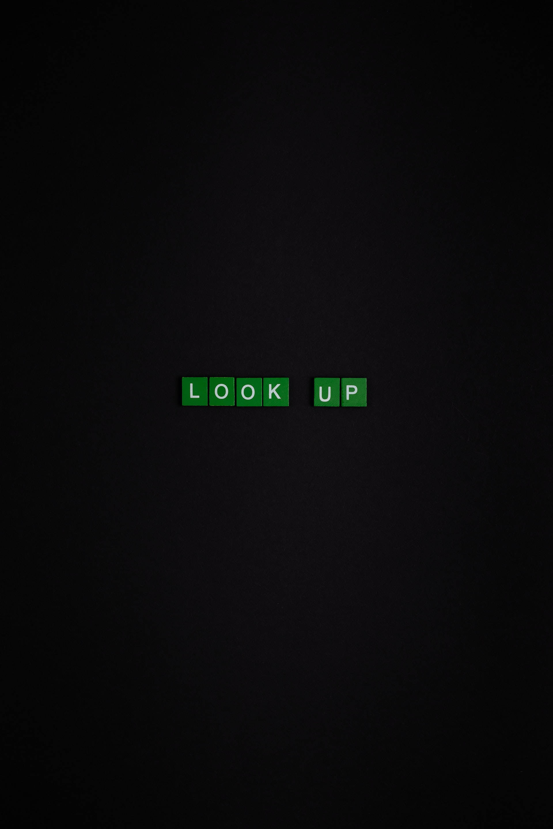 Black Phone 桌布 壁紙 — 綠色拼字磚塊在紋理黑色背景中央拼出「LOOK UP」。