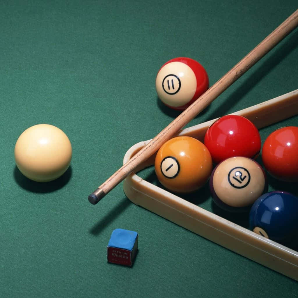 balls 桌布 壁紙 — 綠色氈桌上有撞球和球桿的特寫，附近有粉筆。
