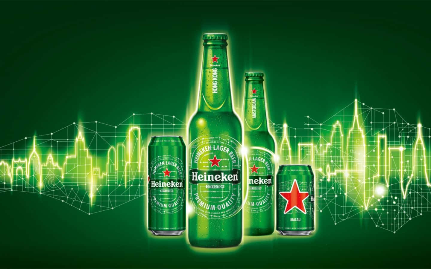 Heineken 桌布 壁紙 — 綠色海尼根啤酒瓶和罐子在發光的線框建築物襯托下，在霓虹燈照亮的未來城市天際線中閃耀。