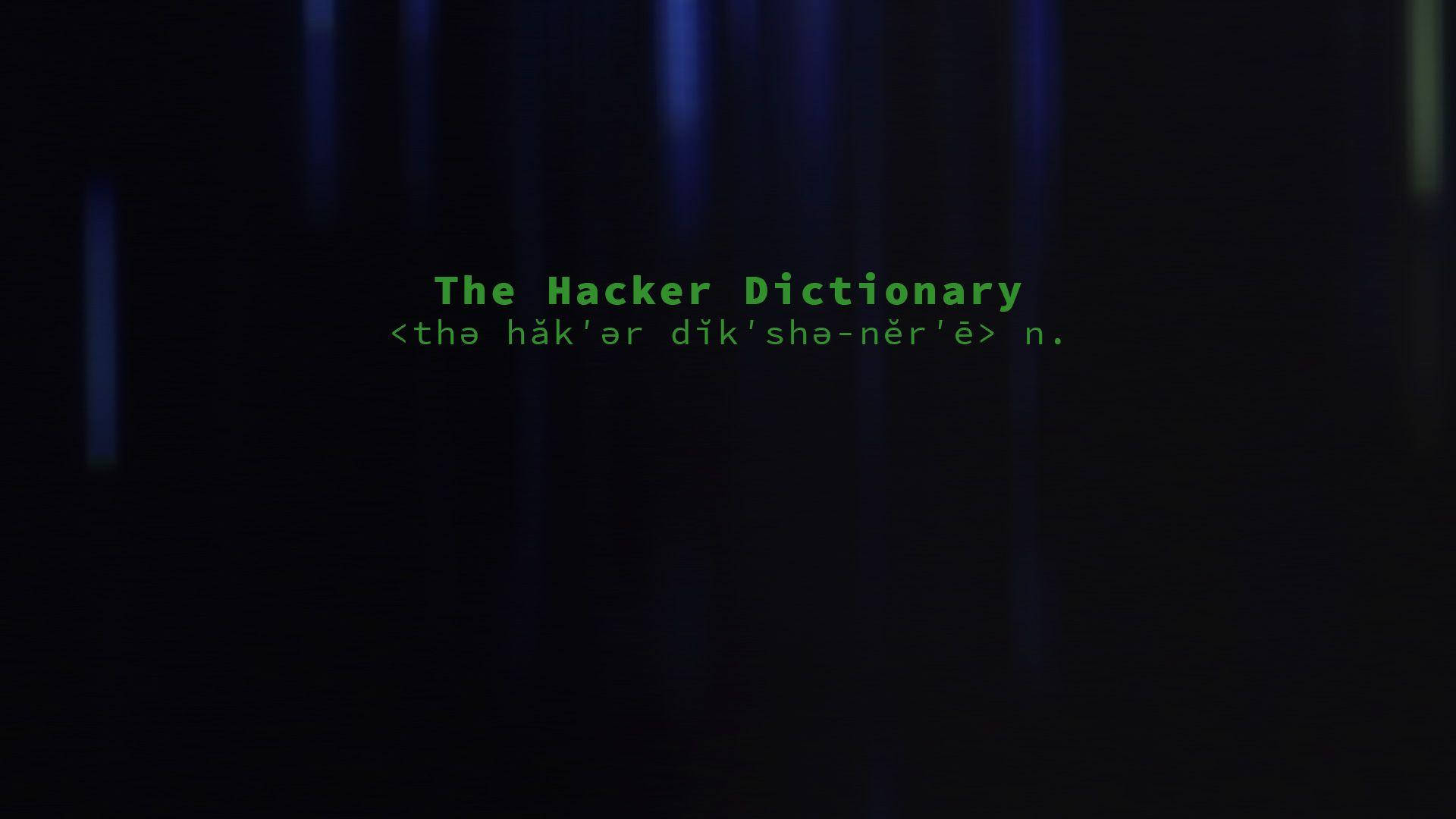 Dictionary 桌布 壁紙 — 綠色發光文字在帶有垂直藍色光條的深色背景上顯示「The Hacker Dictionary」。