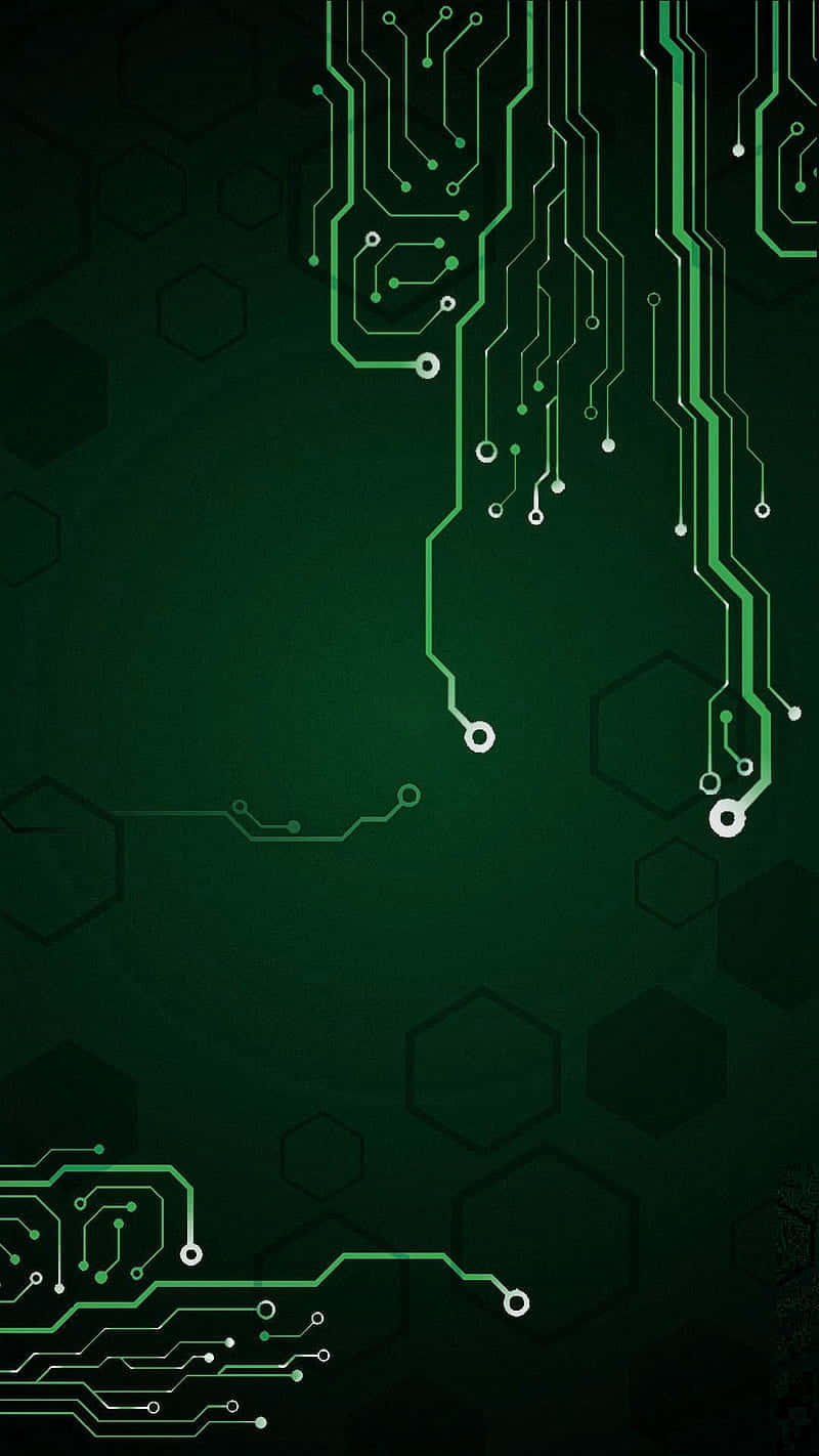 Green Technology 桌布 壁紙 — 綠色發光的電路線在深綠色六邊形圖案背景上層疊而下。